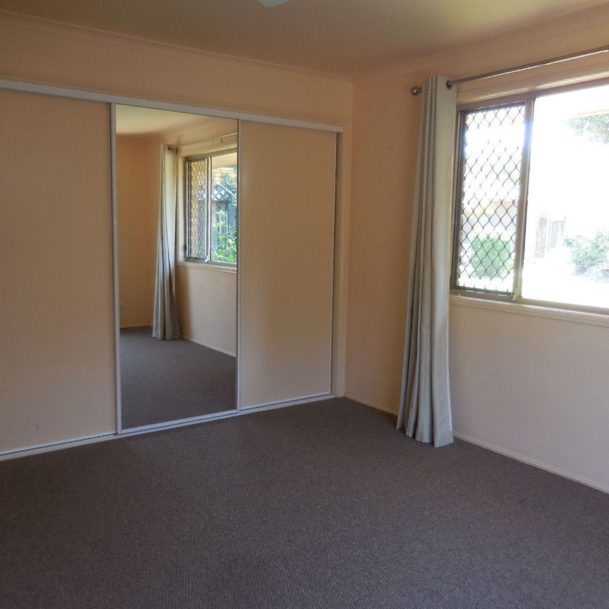 Don't Miss Out: Three Bedroom Family Friendly Home close to Robina Town Centre - Photo 1