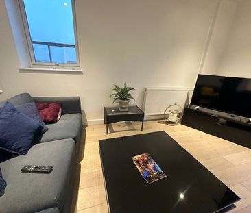 3 Bed Penthouse, Burnell Building, NW2 - Photo 3