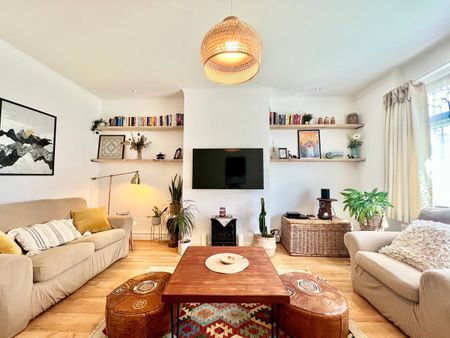 3 Bed Semi-Detached House, Station Road, NW4 - Photo 2