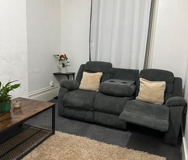 1 Bed Flat, Blackheath, SE3 - Photo 2