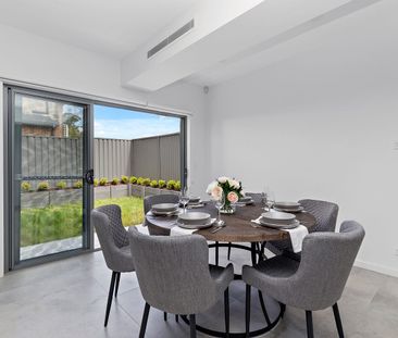 Luxury 3 Bedroom Townhouse - Photo 2