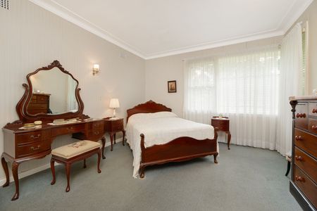 Pristine 4 bedroom brick home - Photo 4