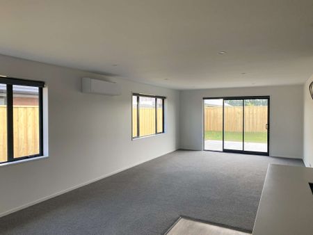 Modern four-bedroom home - Photo 4