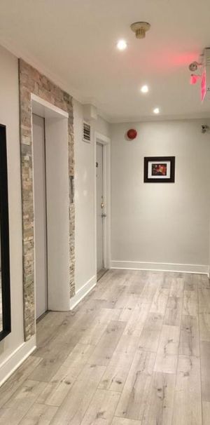 3 1/2 RÉNOVÉS, CHAUFFAGE EAU CHAUDE INCLUS, PRES UDEM, HEC, POLY, HOPITAUX - Photo 1