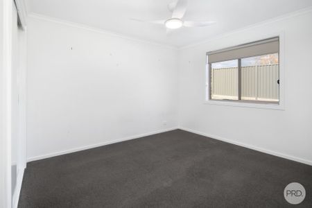 BEAUTIFUL FOUR BEDROOM HOME WITH DOUBLE GARAGE AS WELL AS EXTRA THREE CAR GARAGE AT REAR - Photo 3