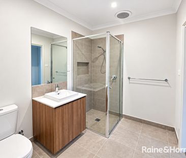 Modern Family Living in Tarneit - Photo 6