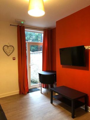 4 bedroom private hall to rent - Photo 1