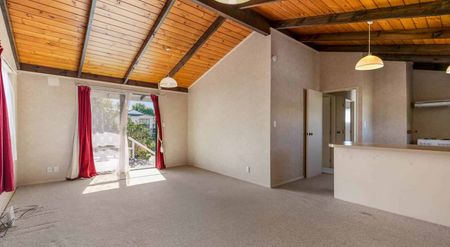 2 Bedroom With Heat Pump In Glenfield/Totora Vale - Photo 4