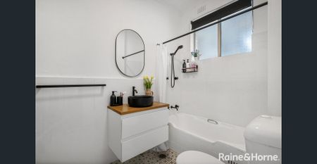 Bright Beachside Apartment - Photo 4