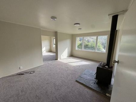Spacious 6BR Family Home in Waitakere - Photo 4