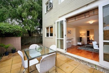 Spacious Unfurnished 1-Bedroom Apartment with Large Courtyard - Photo 3