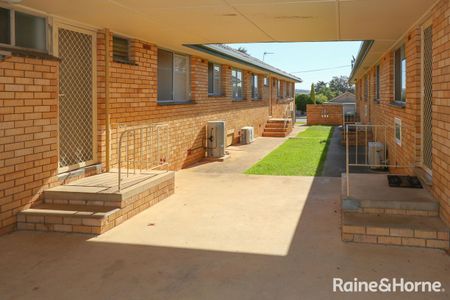 2/5 Joyes Place, Tolland, NSW 2650 - Photo 4