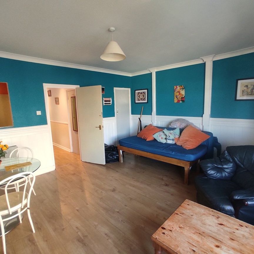 2 Bed Flat, Queen Square, BN1 - Photo 1