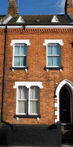 Fantastic house near town centre, hospital, shops and theatre, Yellow - Photo 4