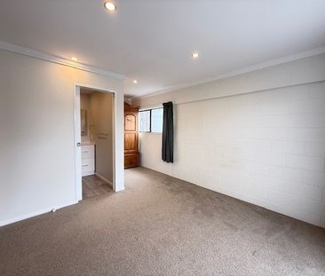 Spacious 4-Bedroom Home in Prime Browns Bay Location! - Photo 6