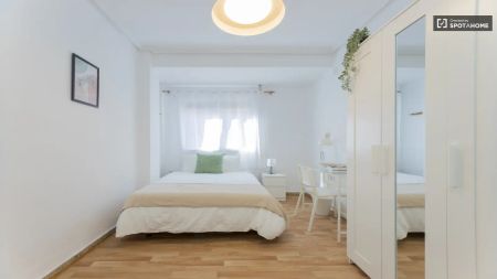 Room in a shared 4-bedroom apartment for rent in Mont-Olivet, professionals and students - Photo 5