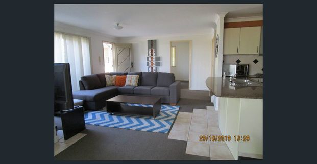 Spacious 2 level townhouse Ashgrove Gap border 4 BED 3 BATH FULLY FURNISHED - Photo 1