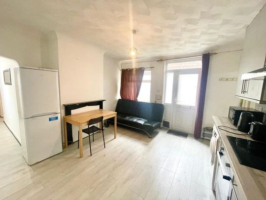 2 bedroom maisonette to rent - Photo 1