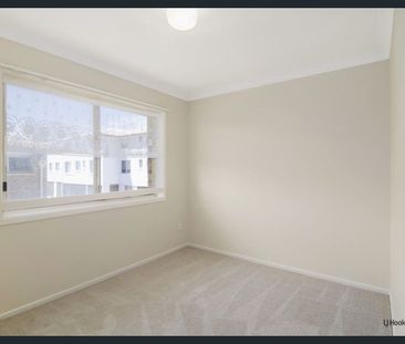 Top-Floor Apartment in Popular Rolan Court – Just a Short Stroll to... - Photo 2