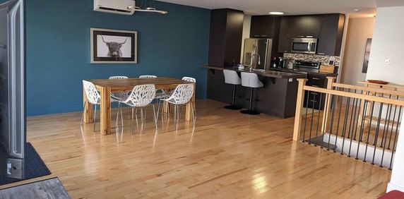 Condo 2 chambres sur 2 étages entièrement meublé – Verdun – tout inclus – stationnement extérieur – 5 min du métro - Photo 2