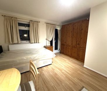 Rowan Close, London - Photo 1