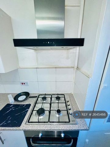 1 bedroom in a flat share to rent - Photo 5