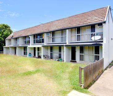 ARGAIN ALERT! VERY TIDY TOWNHOUSE - AIR CONDITIONED - Photo 3