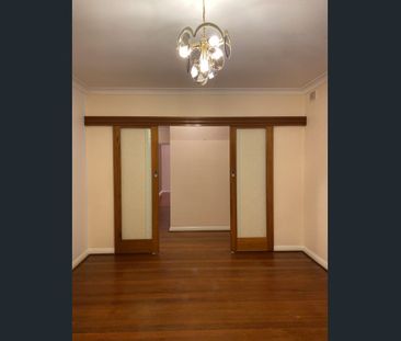 Large family home in a convenient location - Photo 2