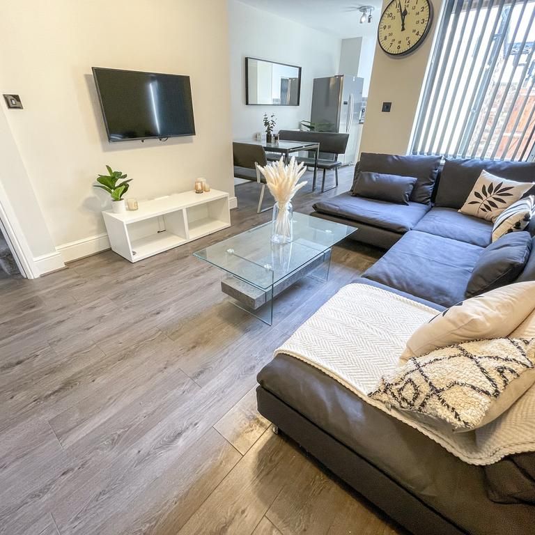 6 bedroom terraced house to rent - Photo 1