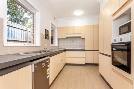 Huge Six bedroom House! - Photo 4