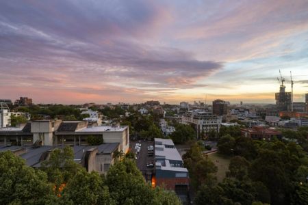 Inner-City Sub-Penthouse with Sweeping District Views - Photo 5