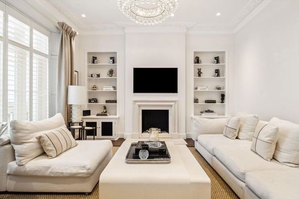 An elegant and well presented two bedroom townhouse located in the heart of Belgravia, SW1. - Photo 1