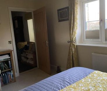 Quiet, Furnished Room to Rent - Photo 6