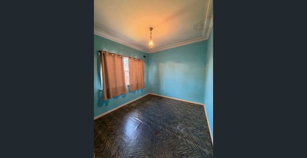 Priced to reflect its charm and retro style - Photo 1