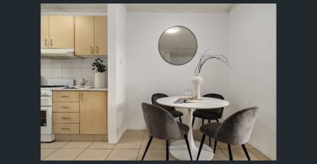 Beautifully Updated Apartment in a Quiet Boutique Block - Photo 2