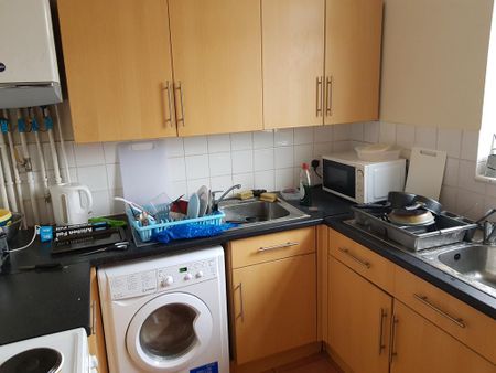 4 bedroom flat to rent - Photo 2
