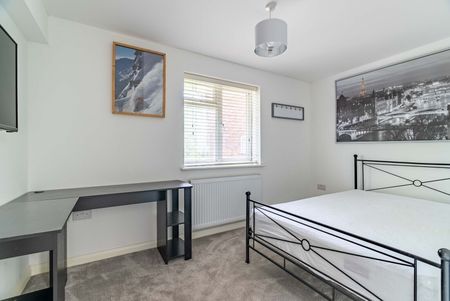 Available unfurnished now - Photo 4