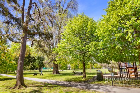 Fresh Interior in Sought after Tribeca! - Photo 3