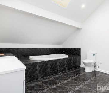 Beachside 3br townhouse with double lock up garage - Photo 6