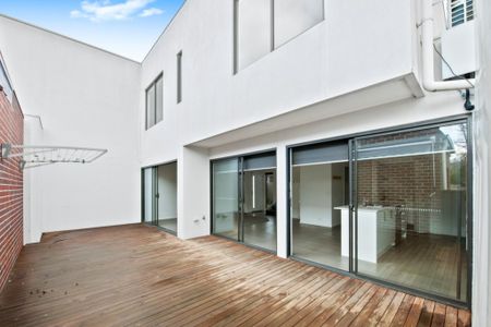 Modern Double-Level Townhouse Opposite Victoria Park, Minutes from Lake Wendouree - Photo 5