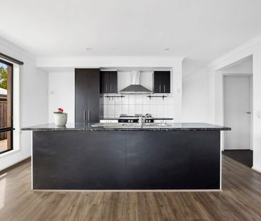 Light Filled - Three Bedroom, Two Living & Two Bathroom Home - Nort... - Photo 3