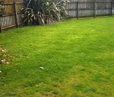 Spacious 3 bedroom with double garage! - Photo 4