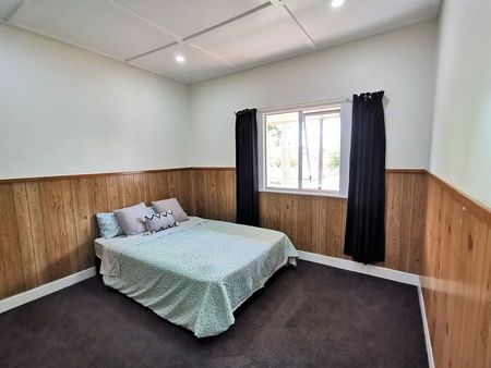 Sunny Spacious 4 bedroom furnished home Onehunga - Photo 2