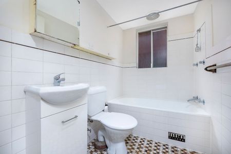 Two-bedroom apartment, moments from lifestyle amenities with shared carspace - Photo 2