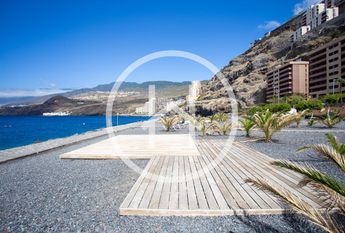 Amplio apartamento de cuatro dormitorios con vistas al mar en Radazul Bajo