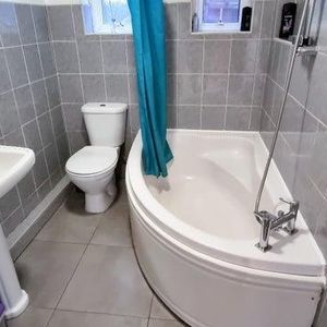 1 bedroom in a flat share to rent - Photo 3