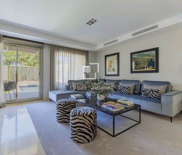 Stunning townhouse with garden and private pool for rent in Mistral... - Photo 3