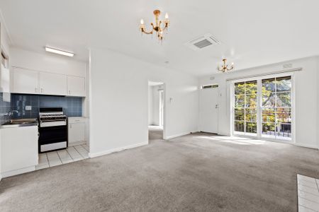 Charming Top Floor Retreat in a Prime Lifestyle Location - Photo 2