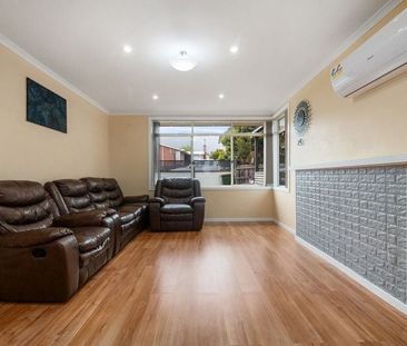 Easy-Care, Updated Claremont Home - Photo 2