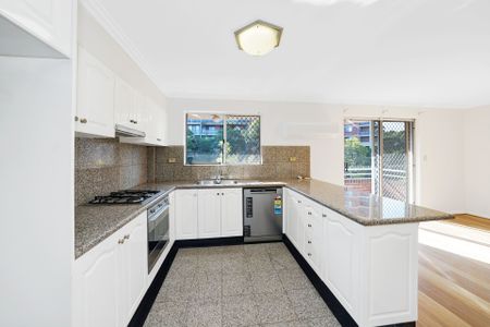 Oversized Split-Level Apartment – Spacious, Stylishly Updated & Perfect for Family Living - Photo 2